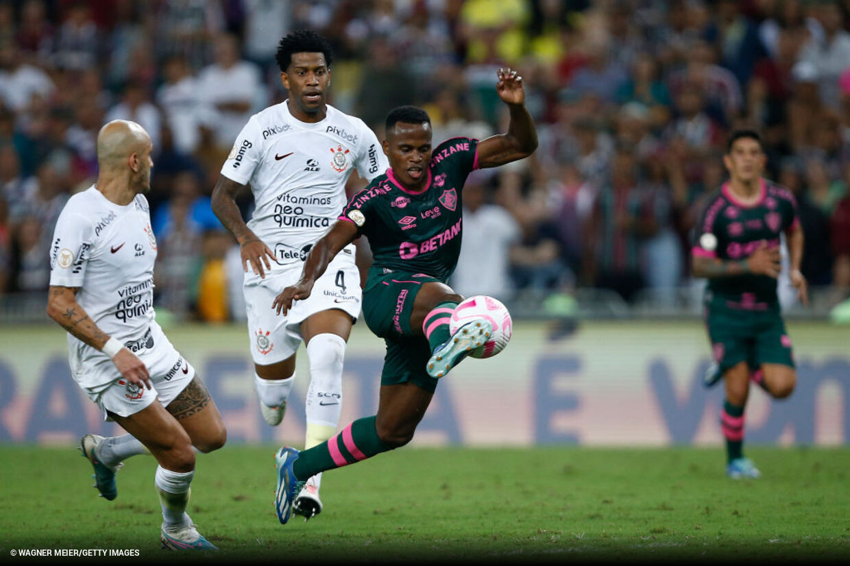 Santos arranca empate do Corinthians com pênalti nos acréscimos