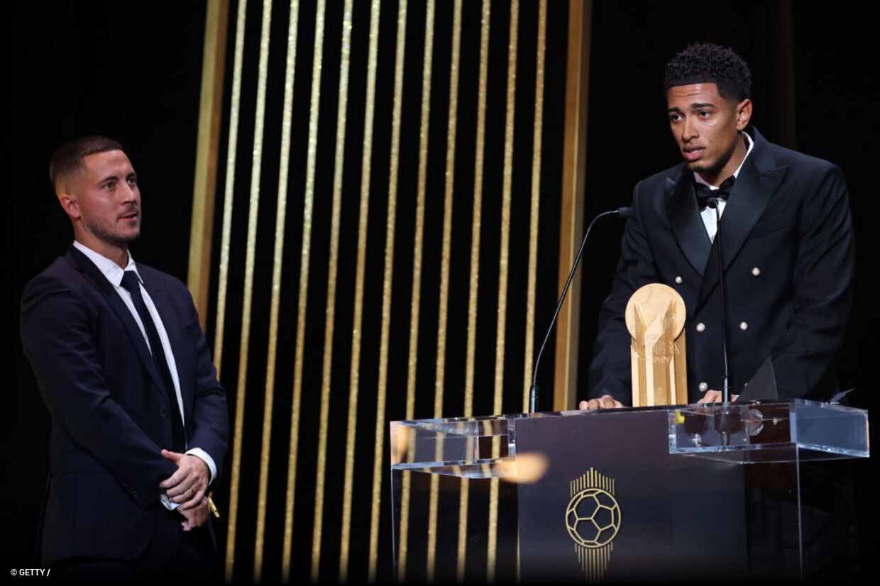 Jude Bellingham recebe o prmio de melhor jogador jovem do mundo