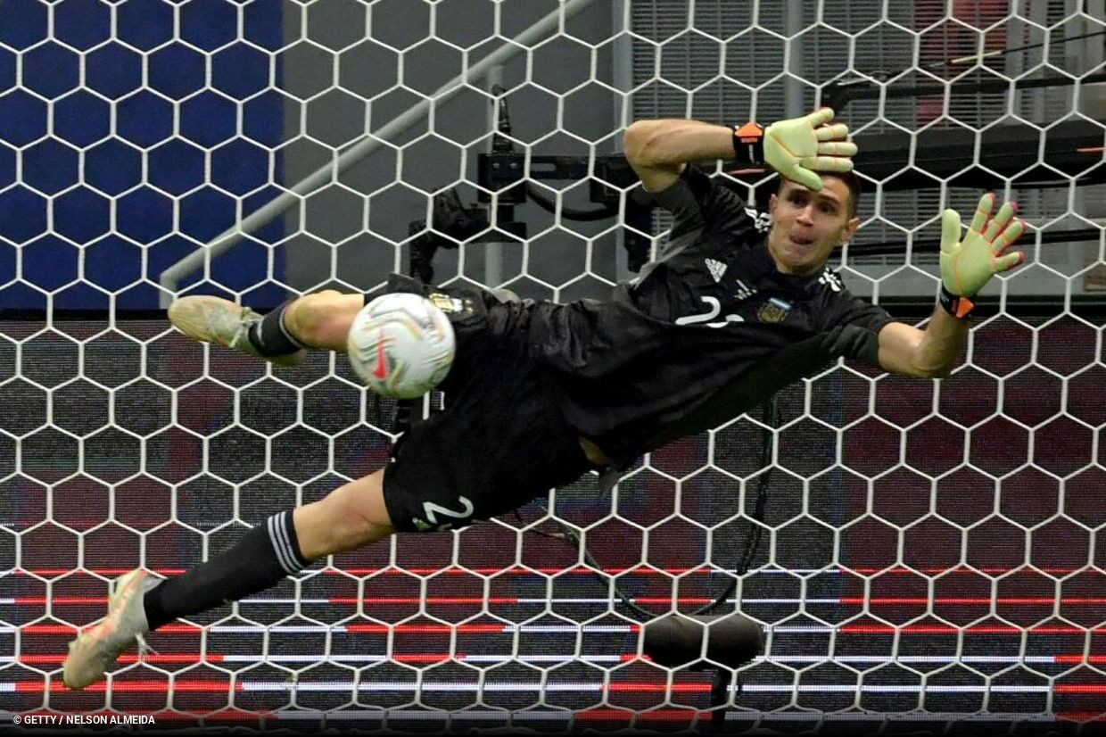 Bola de Ouro 2023: Emiliano Martínez ganha Troféu Yashin, de melhor goleiro  do mundo