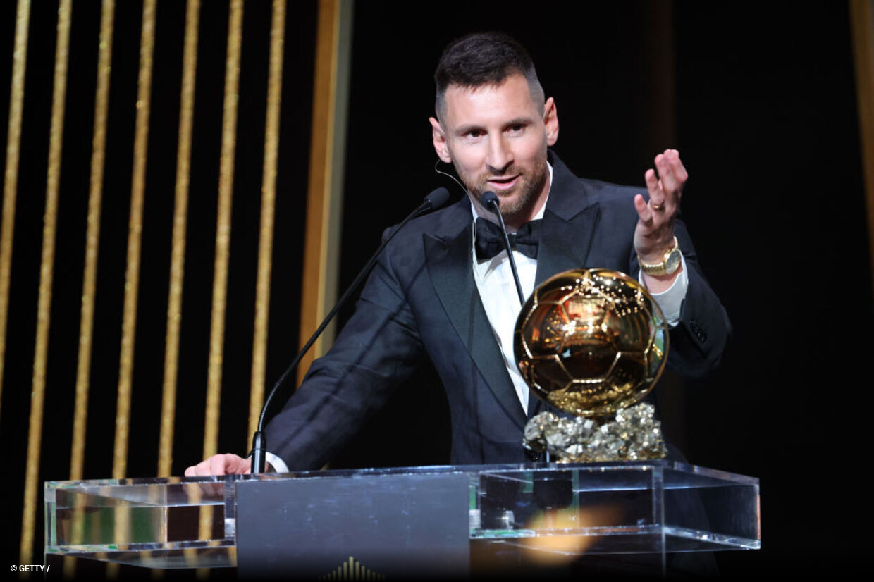 Messi supera Lewandowski e leva Bola de Ouro pela sétima vez