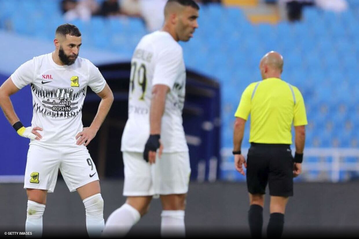 Al-Ittihad, de Benzema, se recusa a entrar em campo pela