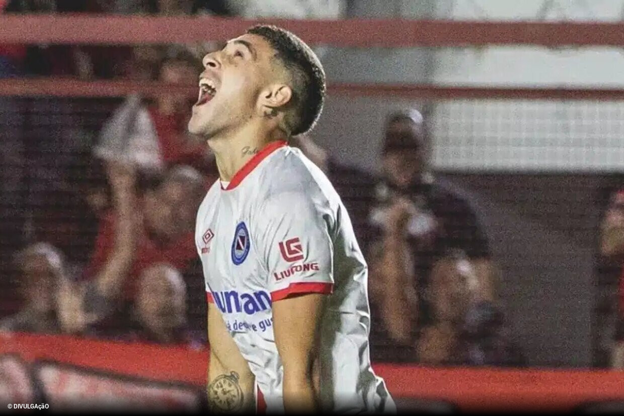 Jovem lateral do Flamengo surpreende e se torna titular absoluto