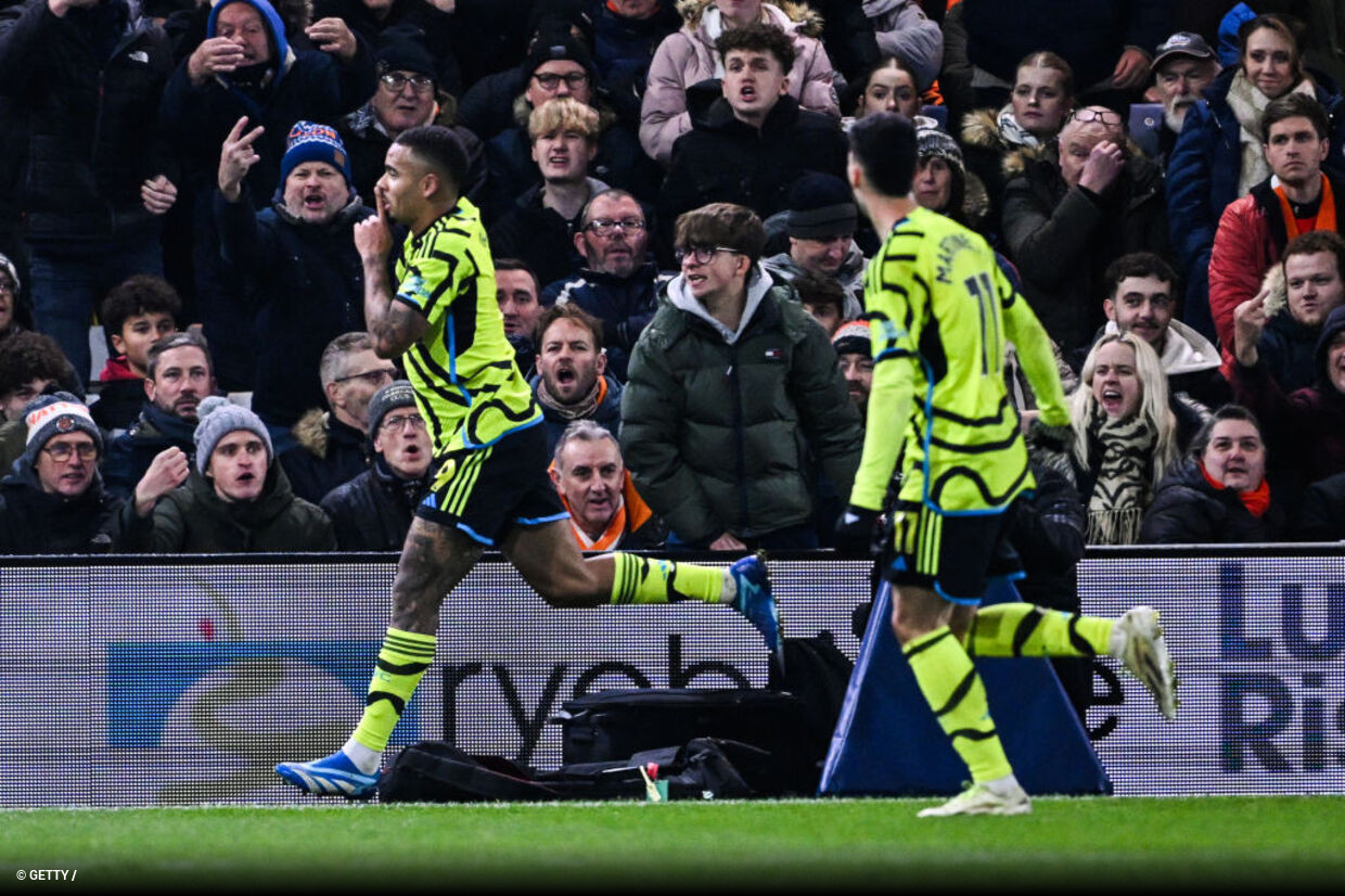 Arsenal marca no fim e vence Luton Town em jogo de sete gols pela