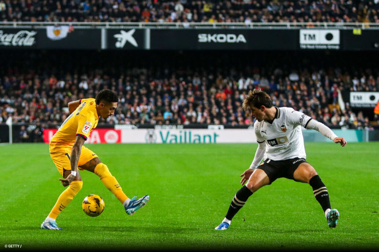 Valencia acha golaço e conta com Mamardashvili para segurar empate com  Barcelona 