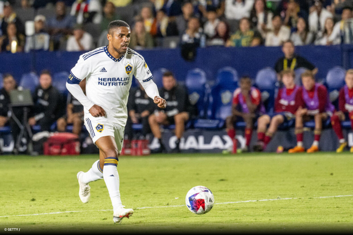 Sem acerto com o Santos, Douglas Costa entra na pauta do Cruzeiro