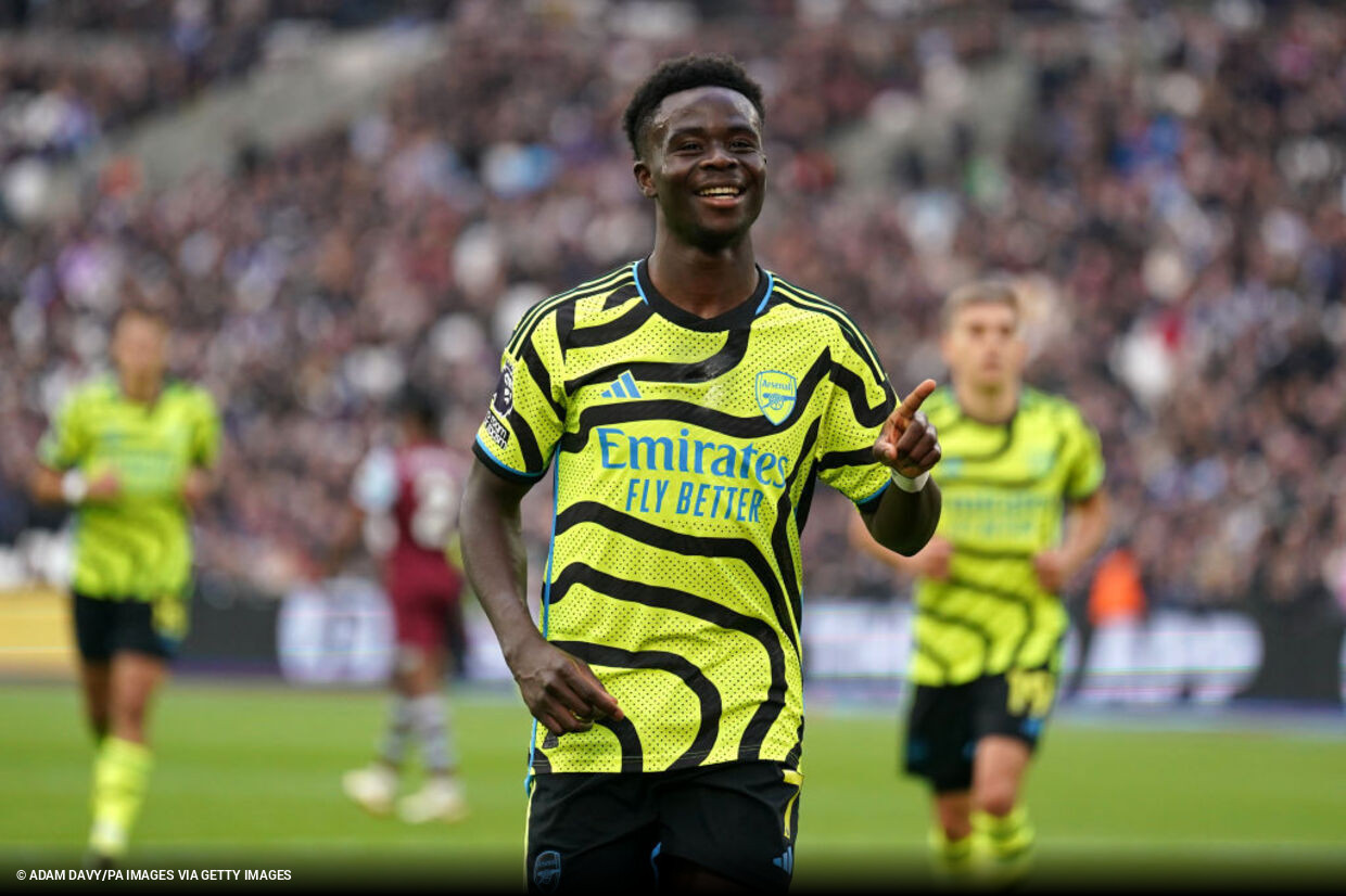 Saka reascende Arsenal na luta pelo ttulo ingls 