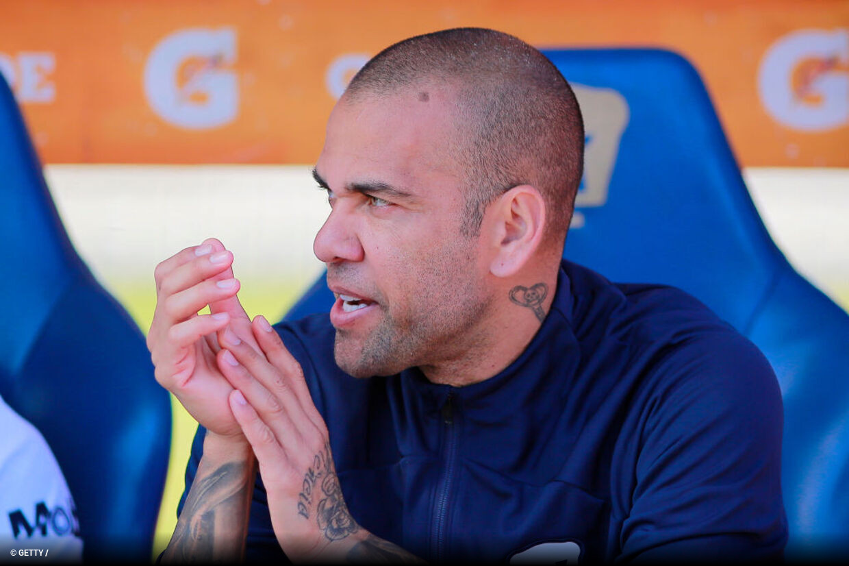 Daniel Alves  condenado a quatro anos e meio de priso por estupro