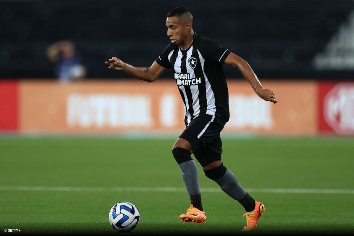 Botafogo confirma transferncia de Victor S ao futebol russo