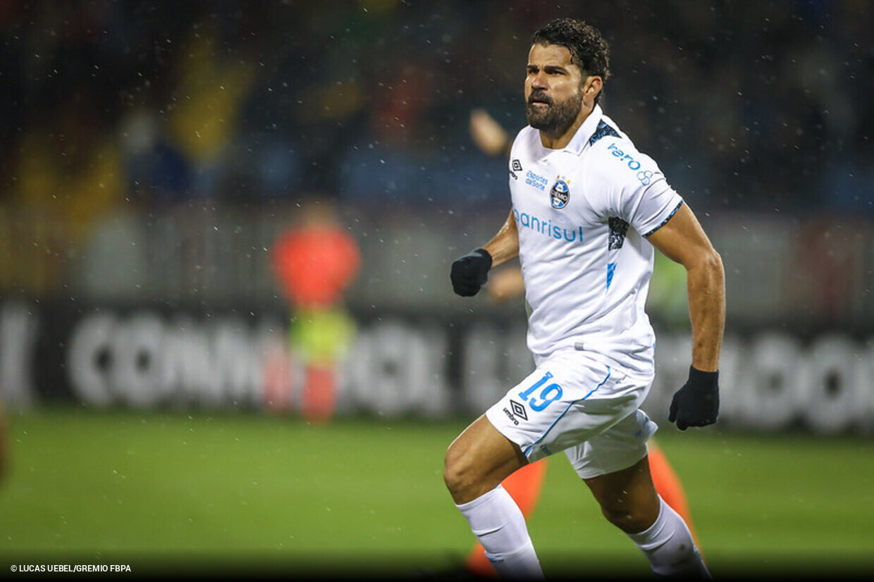Grmio supera chuva, vence o Huachipato e avana s oitavas da Libertadores