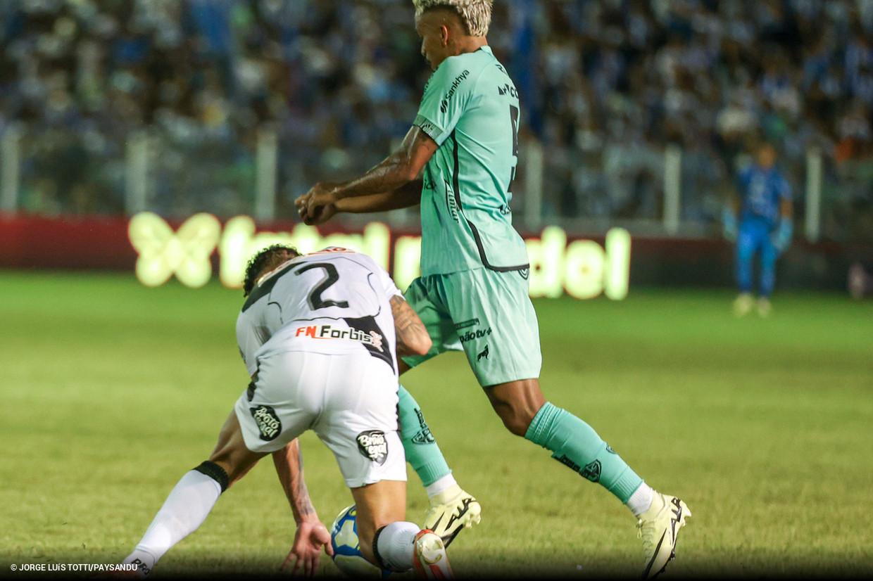 Com erro bizarro de arbitragem, Paysandu supera Ponte Preta na Srie B