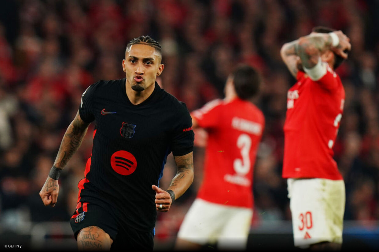 Estrela de Raphinha brilha em Lisboa e Barcelona vence Benfica com um a menos