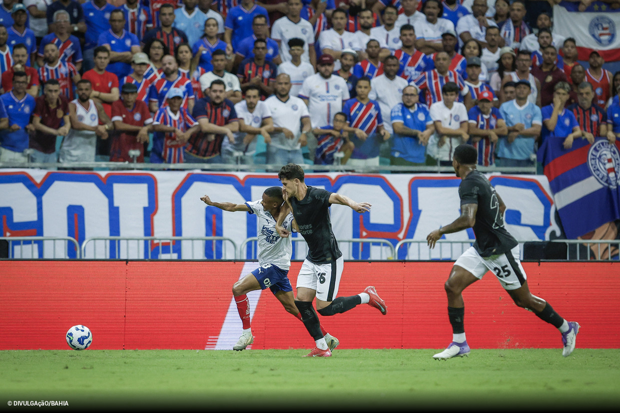 Com um a mais, Corinthians marca no fim e empata fora contra o Bahia