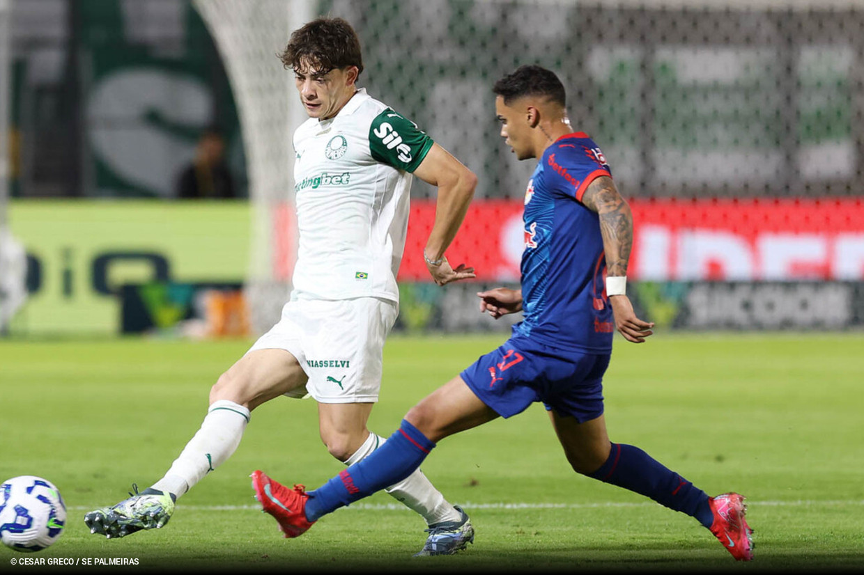Palmeiras vira sobre o Bragantino fora de casa e abre distncia na ponta
