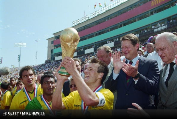 Dunga levanta o trofu do Mundial 1994